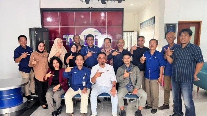 Komisioner-KPID-Sulbar-bersilaturahmi-stasiun-TV-di-Mamuju-Sulbar