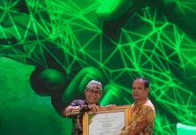 Komitmen Percepatan Pengembangan Kawasan Transmigrasi di Sulbar, Ibrahim Dapat Penghargaan Lencana Abdi Desa dari Mendes PDTT RI