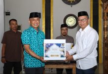 Pj Gubernur Sulbar, Prof Zudan Serahkan Paket Lebaran Bagi Jama’ah Masjid Baitul Anwar