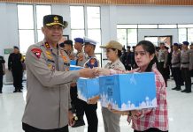 Serahkan Bingkisan Parcel Lebaran, Kapolda Sulbar : Kita Maknai Kegiatan ini Sebagai Penguat Tali Silaturahmi