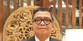 Gambar : Sekretaris Provinsi Muhammad Idris yang juga Ketua TPPS Provinsi Sulbar Menerima Penghargaan Bidang Bangga Kencana