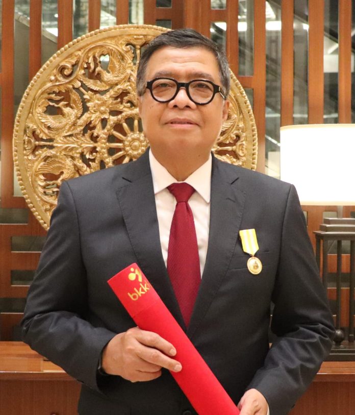 Gambar : Sekretaris Provinsi Muhammad Idris yang juga Ketua TPPS Provinsi Sulbar Menerima Penghargaan Bidang Bangga Kencana