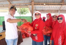 Meriahkan HUT RI ke-79, Dharma Wanita Persatuan Sulbar Berbagi di Karampuang