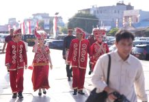 Upacara HUT RI Provinsi Sulbar, PJ Bahtiar Bersama Keluarga Hadir Kenakan Kostum Adat Kalumpang