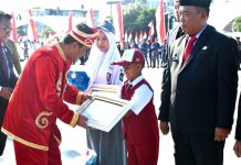 Momen HUT RI, Dua Anak Berprestasi Tingkat Nasional Terima Penghargaan dari Pj Gubernur Sulbar Bahtiar