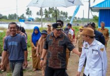 Serahkan Benih Udang Vaname di Bonda, Bahtiar: Seyogianya Pemerintah Desa Menciptakan Sumber Kehidupan di Desa
