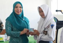TP PKK Kolaborasi Disdukcapil Sulbar Jemput Bola Perekaman KTP di Sekolah