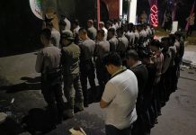 Personil Polresta Mamuju dan Pengunjuk Rasa Laksanakan Shalat Maghrib Berjamaah