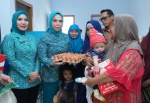 Anjangsana PKK Sulbar Serahkan Bantuan di Dua Desa