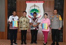 Pj. Gubernur Bahtiar Terima Audiensi Wakadin Indonesia, Serahkan Bantuan IoT Devices untuk Anak-anak Kepulauan dan Pelosok