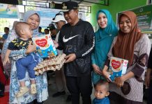 Uji Coba Makan Bergizi Bagi Anak dan Ibu Hamil, PJ Bahtiar Bersama TP PKK Sulbar Serahkan Bantuan Paket Makanan di Polman