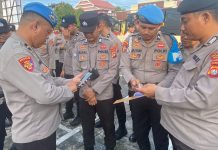 Propam Polresta Mamuju Lakukan Pengecekan Handphone Personel Usai Apel Pagi