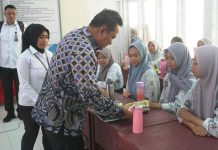 Pj Gubernur Bahtiar Hadiri Uji Coba Makan Bergizi Gratis di SMKN 1 Mamuju dan Bagikan Bantuan