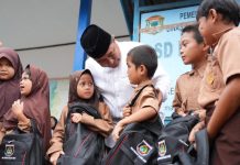 Uji Coba Makan Siang Bergizi Gratis di SD Inpres Puncak Mamuju dan Bagikan Alat Sekolah
