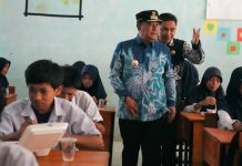 Uji Coba Makan Siang Bergizi Gratis di SMPN 1 Simboro, Pj Bahtiar Juga Salurkan Bantuan Alat Sekolah