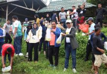 Forkopimda Bersama Warga Sebar Seratus Ribu Benih Ikan Nila di Kali Mamuju, Masyarakat Bisa Menangkapnya