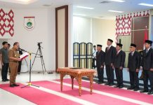 Lima Anggota KIP Sulbar Dilantik, Suhardi Duka Tekankan Pentingnya Kehati-hatian Mengelola Informasi