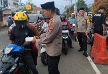 Kapolresta Mamuju Ajak Awak Media Bagikan Takjil Kepada Pengendara Jelang Buka Puasa