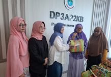 Momentum Ramadhan 1446 H, Kadis P3AP2KB Sulbar melalui Kabid KHPKDI Serahkan Paket Sembako Kepada Staf PTT