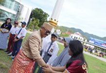 Peringatan Hardiknas 2025 di Sulbar, Gubernur Suhardi Tegaskan Larangan Penyegelan Sekolah dan Pungli