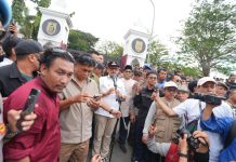 Massa Tolak Dialog Terbatas, Gubernur Sulbar Turun Langsung Temui Massa Pendemo, Ini yang Disampaikan