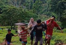 Terkendala Akses Jalan, Seorang Warga Desa Bela, Ditandu Belasan KM Menuju Puskesmas