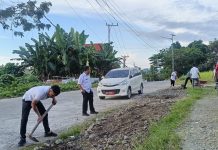 Sambut HUT ke-80 RI, Diskominfo Sulbar Bersih-Bersih Lingkungan Kantor