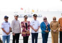 Gempita Etape Penutup Sandeq Silumba 2025, Gubernur SDK dan Wamenpar Saksikan Atraksi 55 Perahu Tradisional