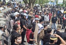 Unjuk Rasa di Depan Kantor DPRD Sulbar, Massa di Hujani Tembakan Gas Air Mata