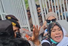 Aksi Tenaga Non-ASN dan IPMAPUS Ricuh di Kantor Bupati Mamuju, Tiga Mahasiswa Diamankan