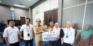 200 Keluarga Miskin di Sulbar Terima Bantuan Usaha Rp5 Juta dari Gubernur SDK, Target 300 Lagi
