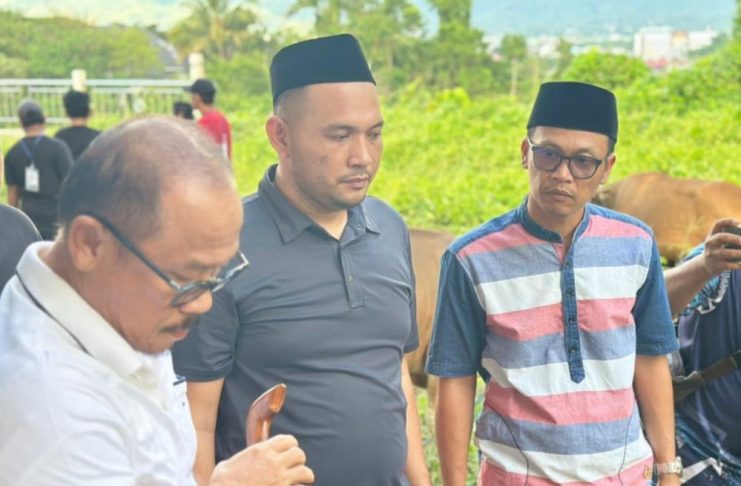 Karo Pemkesra Sulbar Dampingi Gubernur Laksanakan Penyembelihan Hewan Kurban di Halaman Rujab