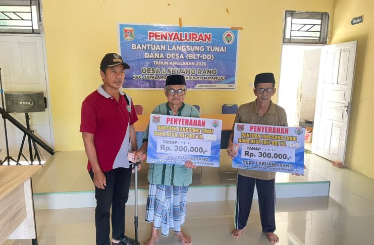 Bantu Ringankan Beban Masyarakat, Pemdes Labuang Rano Kembali Salurkan BLT Dana Desa.