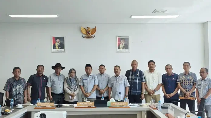 Ketua-Komisi-I-DPRD-Sulbar-Syamsul-Samad-bersama-jajaran-menerima-Kunker-DPRD-Sidrap