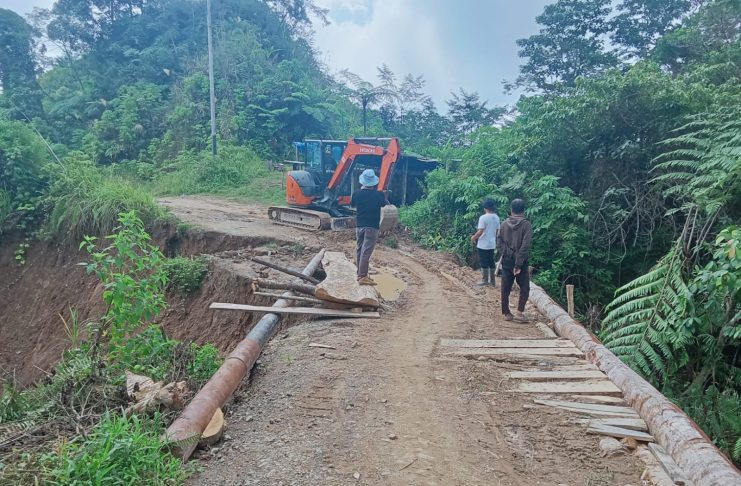 Respons Cepat Arahan Gubernur SDK, PUPRD Sulbar Kerahkan Alat Berat Tangani Kerusakan Jalan Poros Salutambung–Mambi