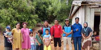 Pemdes Pangasaan Bersama Dinsos Sulbar Salurkan Bantuan untuk Ibu Mia, Warga yang Sempat Tinggal di Posyandu
