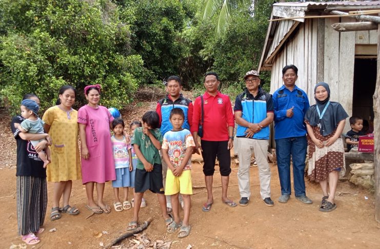 Pemdes Pangasaan Bersama Dinsos Sulbar Salurkan Bantuan untuk Ibu Mia, Warga yang Sempat Tinggal di Posyandu