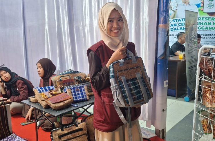 Dari Limbah Sabut Kelapa Jadi Tas Bernilai, Karya Mahasiswa Unsulbar Dipesan hingga ke Negara Jerman