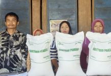 Pemdes Bela Salurkan Bantuan Beras kepada 115 KPM, Masing-Masing Terima 3 Karung