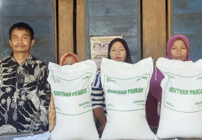 Pemdes Bela Salurkan Bantuan Beras kepada 115 KPM, Masing-Masing Terima 3 Karung