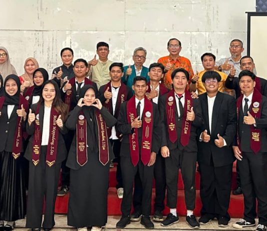 Cetak SDM Unggul, FISIP UIT Resmi Lepas 26 Sarjana Baru dari Tiga Prodi Strategis.