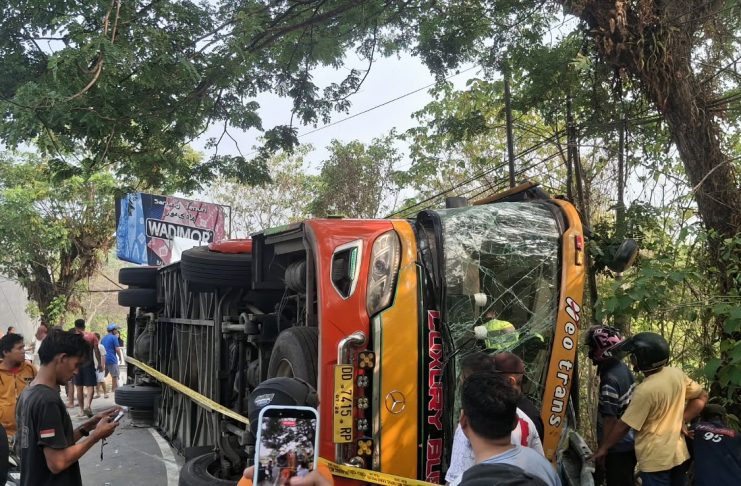 Bus Neo Trans Kecelakaan Tunggal di Pendakian Pintu Gerbang Salupangi Mamuju, Sopir dan Penumpang Dilarikan ke RS