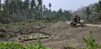 Pengerukan Sungai di Kecamatan Tapalang Barat Kembali Terjadi : Warga Labuang Rano Cemas Kebun Kelapa Longsor Lagi