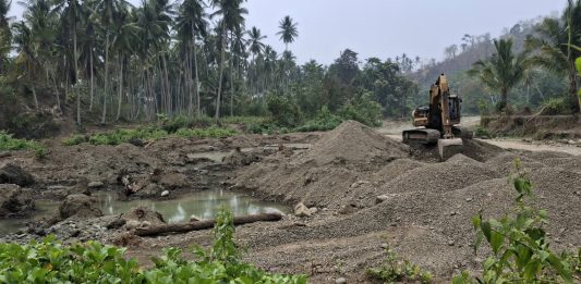Pengerukan Sungai di Kecamatan Tapalang Barat Kembali Terjadi : Warga Labuang Rano Cemas Kebun Kelapa Longsor Lagi