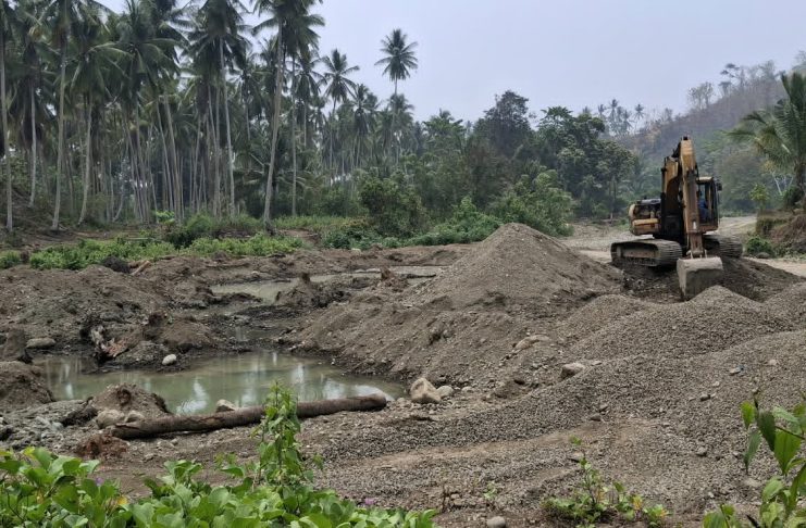 Pengerukan Sungai di Kecamatan Tapalang Barat Kembali Terjadi : Warga Labuang Rano Cemas Kebun Kelapa Longsor Lagi