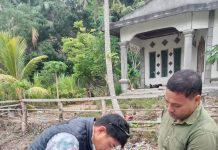 Pelayanan Tanpa Batas Waktu, Kades Lebani Jumadir Teken Berkas Warga di Jalan