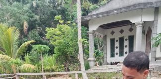Pelayanan Tanpa Batas Waktu, Kades Lebani Jumadir Teken Berkas Warga di Jalan