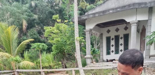 Pelayanan Tanpa Batas Waktu, Kades Lebani Jumadir Teken Berkas Warga di Jalan