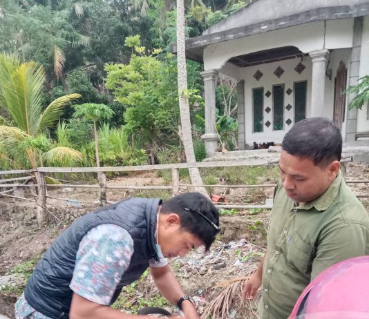 Pelayanan Tanpa Batas Waktu, Kades Lebani Jumadir Teken Berkas Warga di Jalan