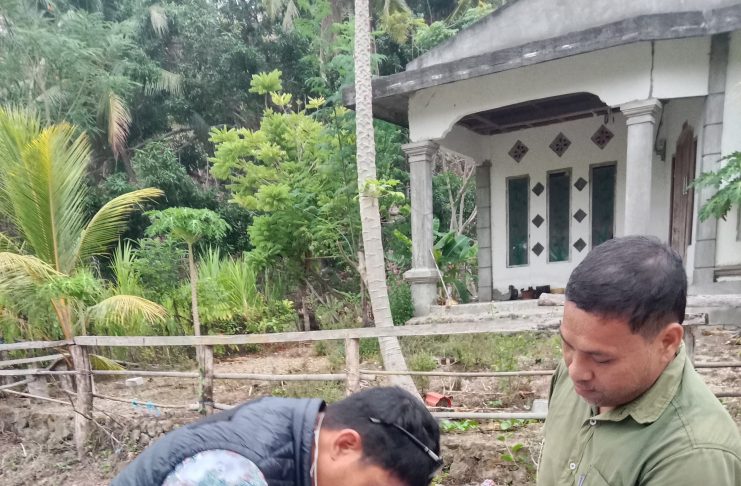 Pelayanan Tanpa Batas Waktu, Kades Lebani Jumadir Teken Berkas Warga di Jalan